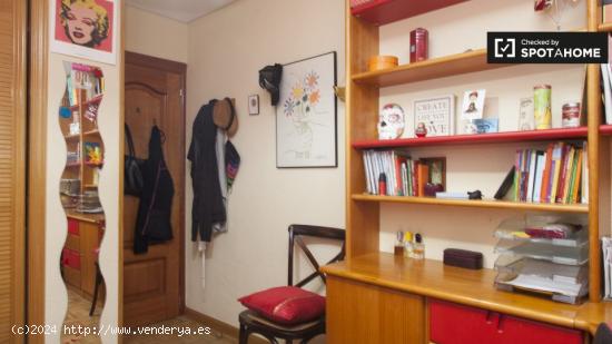 Habitación alegre en alquiler en apartamento de 3 dormitorios en Aluche - MADRID