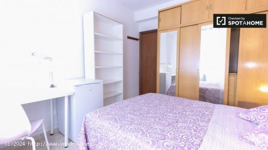 Habitación amueblada en un apartamento de 4 dormitorios en Carabanchel - MADRID