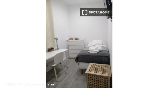 Acogedora habitación en alquiler, apartamento de 9 habitaciones, Prat de LLobregat. - BARCELONA