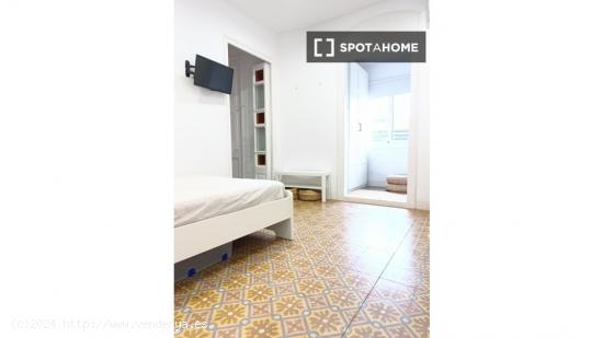 Se alquila habitación con baño en el apartamento de 9 habitaciones, Prat de LLobregat. - BARCELONA