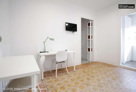 Se alquila habitación con baño en el apartamento de 9 habitaciones, Prat de LLobregat. - BARCELONA