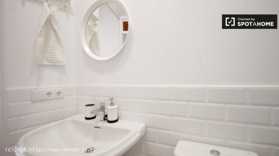 Se alquila habitación con baño en el apartamento de 9 habitaciones, Prat de LLobregat. - BARCELONA