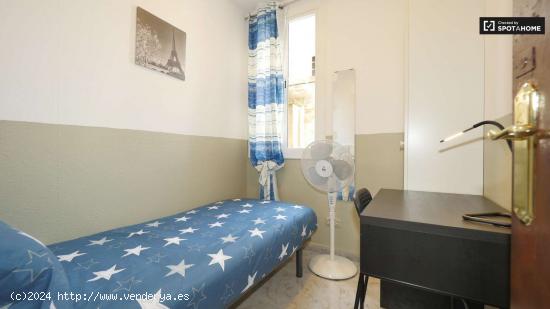 Acogedora habitación en apartamento de 4 dormitorios en el Raval. - BARCELONA