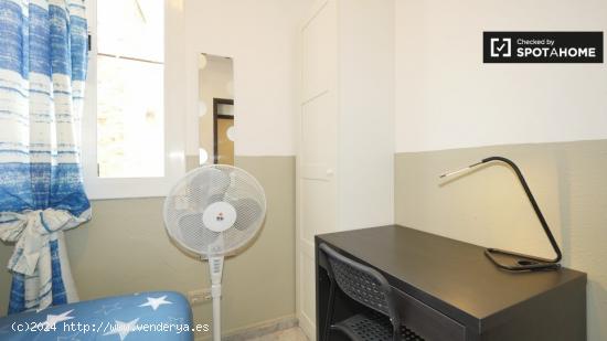 Acogedora habitación en apartamento de 4 dormitorios en el Raval. - BARCELONA