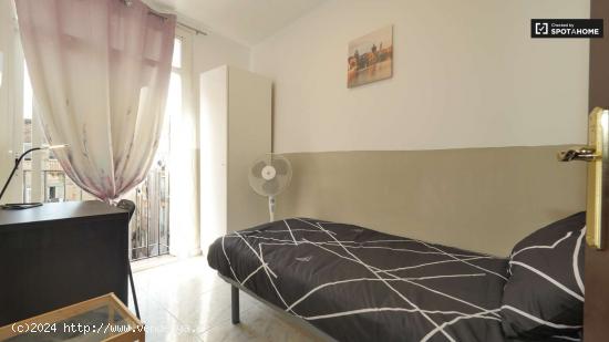  Amplia habitación en apartamento de 4 dormitorios en el Raval. - BARCELONA 