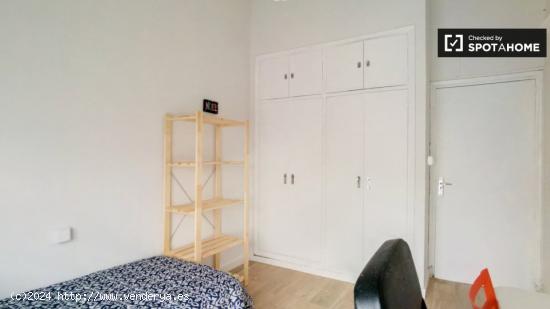 Habitación luminosa en alquiler en apartamento de 5 dormitorios en Moncloa - MADRID