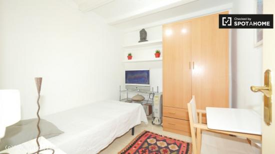 Se alquila habitación moderna, apartamento de 2 dormitorios, Eixample Dreta. - BARCELONA