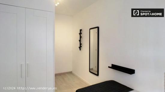 Gran habitación en alquiler en apartamento de 5 dormitorios en Puente de Vallecas. - MADRID