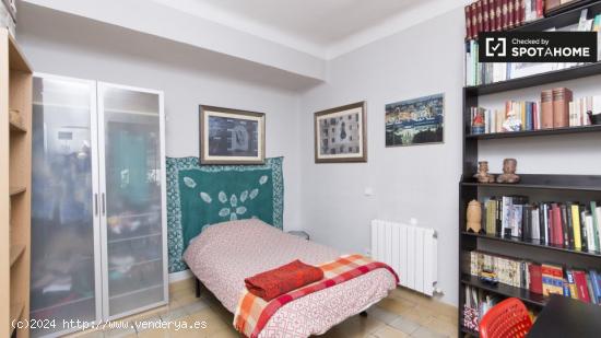 Habitación amueblada en apartamento de 3 dormitorios en Puerta del Ángel - MADRID