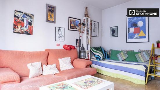 Habitación soleada en apartamento de 2 dormitorios en Lavapiés, Madrid. - MADRID