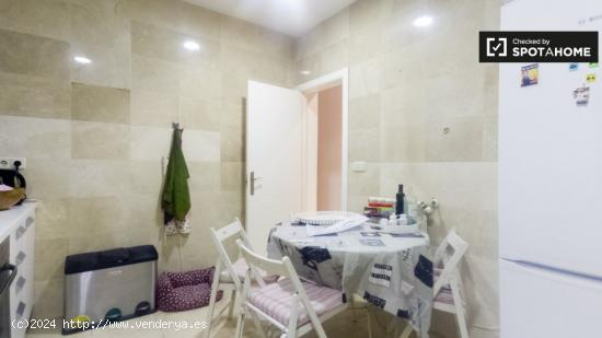 Habitación moderna en apartamento de 4 dormitorios en Hortaleza. - MADRID