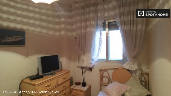 Habitación ordenada en alquiler en apartamento de 2 dormitorios en Fuencarral. - MADRID