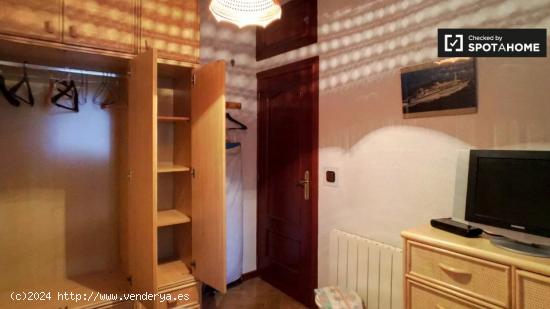 Habitación ordenada en alquiler en apartamento de 2 dormitorios en Fuencarral. - MADRID