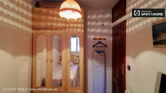 Habitación ordenada en alquiler en apartamento de 2 dormitorios en Fuencarral. - MADRID