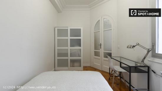 Acogedora habitación en alquiler en apartamento de 5 dormitorios en Centro. - MADRID