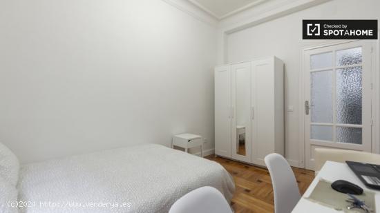 Elegante habitación en alquiler en apartamento de 5 dormitorios en Centro - MADRID