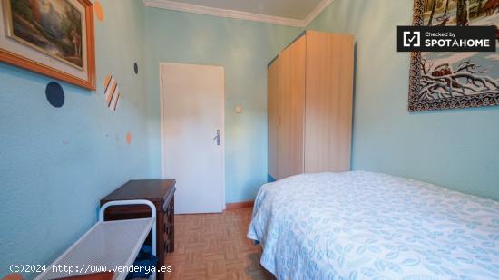 Acogedora habitación en alquiler en apartamento de 4 dormitorios en Carabanchel. - MADRID