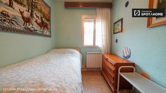 Acogedora habitación en alquiler en apartamento de 4 dormitorios en Carabanchel. - MADRID