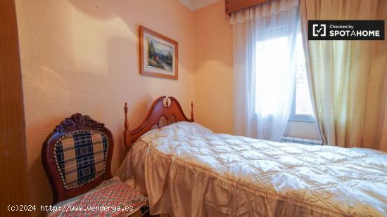 Elegante habitación en alquiler en apartamento de 4 dormitorios en Carabanchel. - MADRID