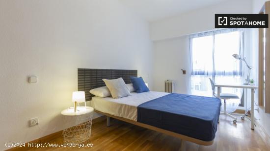 Amplia habitación en piso de 5 dormitorios en Delicias. - MADRID