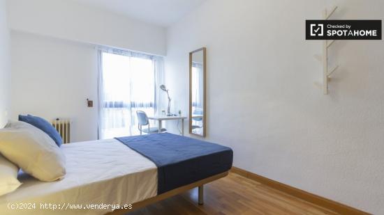 Amplia habitación en piso de 5 dormitorios en Delicias. - MADRID