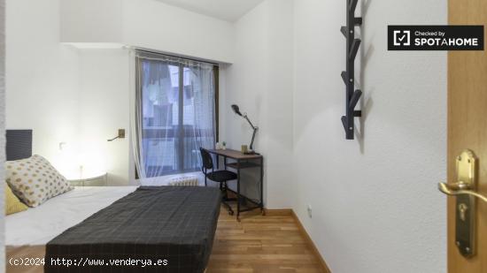 Acogedora habitación en piso de 5 dormitorios en Delicias. - MADRID