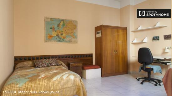 Amplia habitación en apartamento de 2 dormitorios en Malasaña. - MADRID