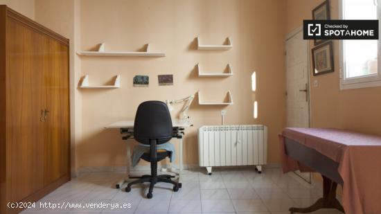 Amplia habitación en apartamento de 2 dormitorios en Malasaña. - MADRID