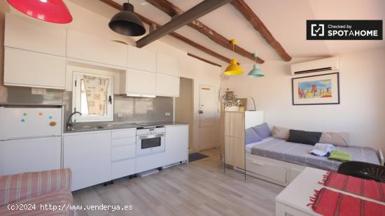 Bonito estudio con gran terraza para alquilar en el moderno Eixample. - BARCELONA