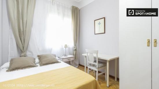 Habitación luminosa en apartamento de 5 dormitorios en Salamanca, Madrid - MADRID