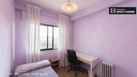 Acogedora habitación en alquiler en apartamento de 4 dormitorios en Ciudad Lineal. - MADRID