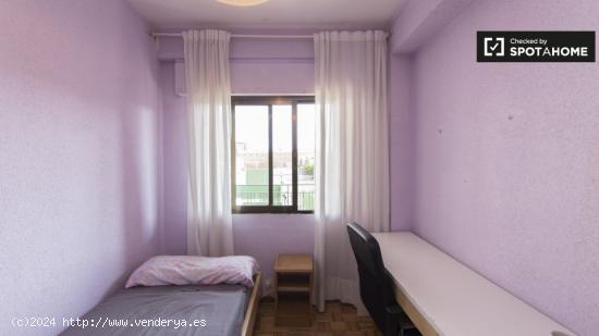 Acogedora habitación en alquiler en apartamento de 4 dormitorios en Ciudad Lineal. - MADRID