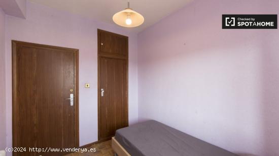 Acogedora habitación en alquiler en apartamento de 4 dormitorios en Ciudad Lineal. - MADRID