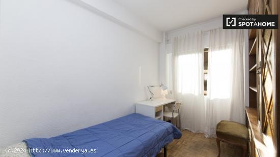 Acogedora habitación en alquiler en apartamento de 4 dormitorios en Ciudad Lineal. - MADRID