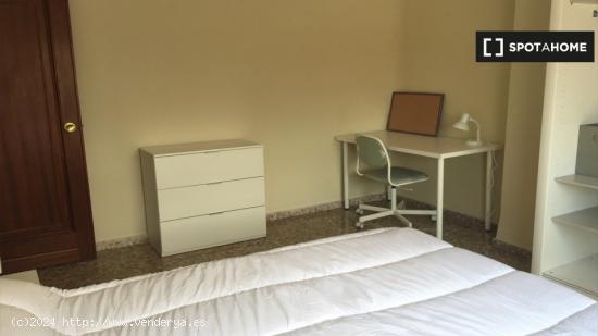 Habitación en piso de 4 dormitorios en el pla del real. - VALENCIA