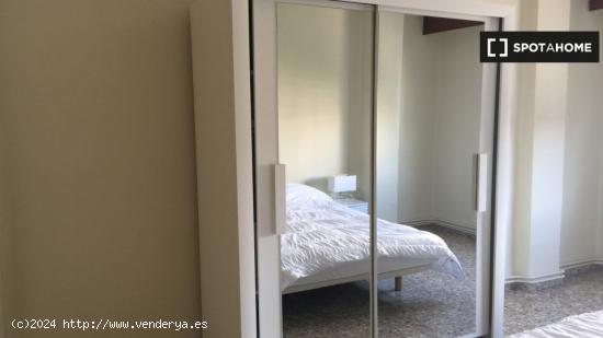 Habitación en apartamento de 4 dormitorios en El Pla del Real, Valencia - VALENCIA