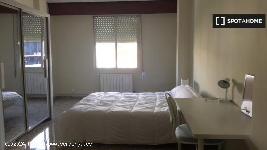 Habitación en apartamento de 4 dormitorios en El Pla del Real, Valencia - VALENCIA