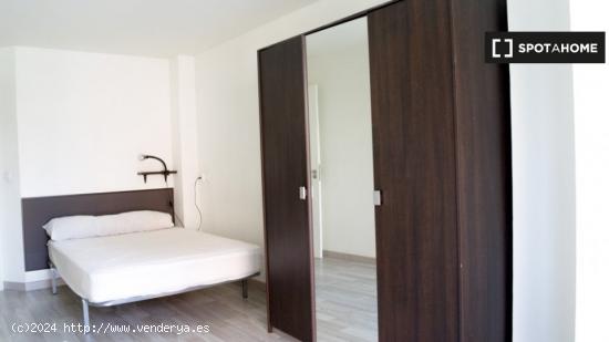 Habitación en piso de 6 dormitorios en Algirós, Valencia. - VALENCIA