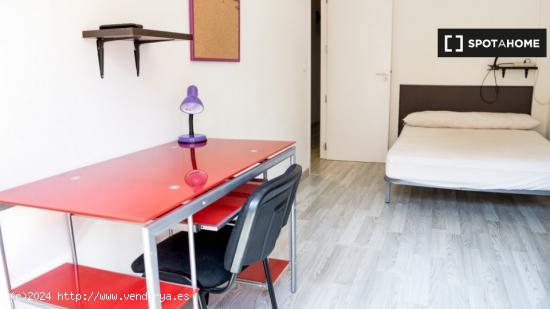 Habitación en piso de 6 dormitorios en Algirós, Valencia. - VALENCIA