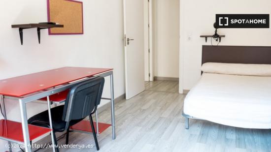 Habitación en piso de 6 dormitorios en Algirós, Valencia. - VALENCIA