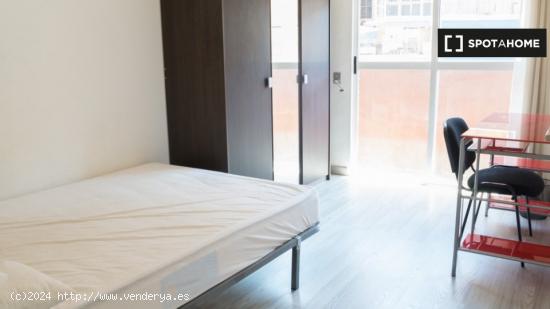 Habitación en piso de 6 dormitorios en Algirós, Valencia. - VALENCIA