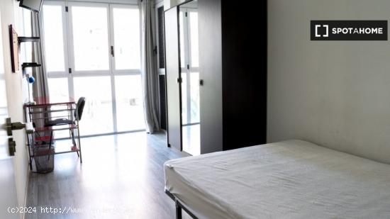 Habitaciones en alquiler en el elegante apartamento de 6 dormitorios en Algirós - VALENCIA