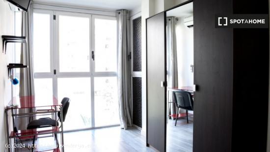 Habitaciones en alquiler en el elegante apartamento de 6 dormitorios en Algirós - VALENCIA