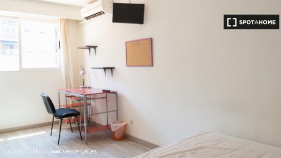 Habitaciones en alquiler en el elegante apartamento de 6 dormitorios en Algirós - VALENCIA