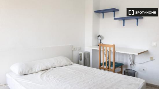 Habitación en apartamento de 3 dormitorios en Algirós, Valencia - VALENCIA