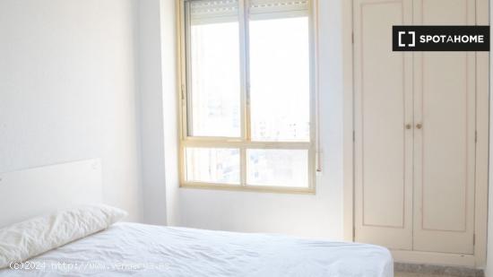 Habitación en apartamento de 3 dormitorios en Algirós, Valencia - VALENCIA