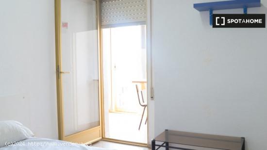 Habitación en apartamento de 3 dormitorios en Algirós, Valencia - VALENCIA