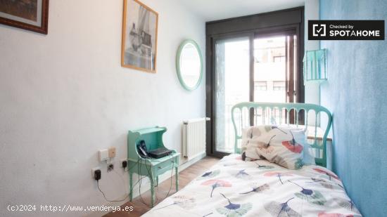 Habitación con balcón en un apartamento de 4 dormitorios en Aluche, Madrid. - MADRID