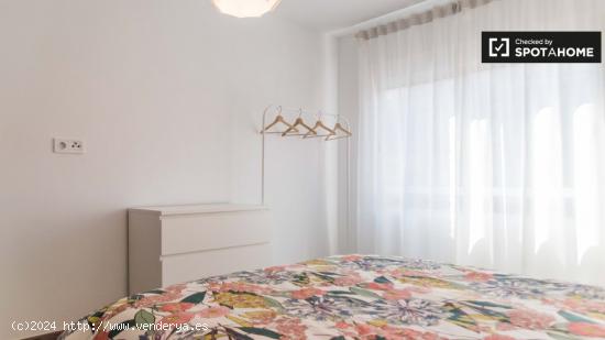 Encantadora habitación con cama doble en alquiler en Algirós - VALENCIA