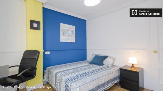 Acogedora habitación en alquiler en apartamento de 5 dormitorios en Alcalá De Henares. - MADRID